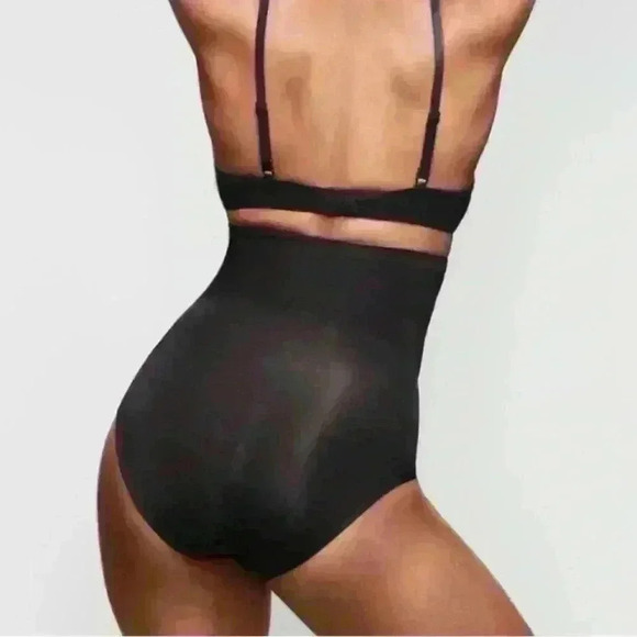 SKIMS - NWT BONDED HIGH WASTED Brief Sz M Color Onyx - Picture 3 of 10